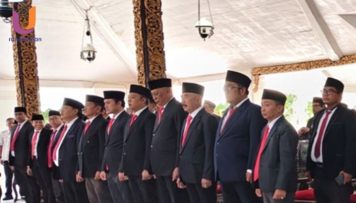 POTRET. Ketua dan Anggota PKDI Sumenep saat prosesi pelantikan di Pendopo Agung setempat (Dok. Istimewa/Rangkuman.net)