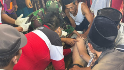 POTRET. Situasi warga saat mengevakuasi korban, (Dok. Istimewa/Rangkuman.net)