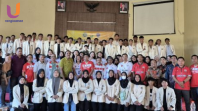 POTRET. Sesi Foto Bersama mahasiswa dan dosen Universitas PGRI Sumenep, (Dok. Istimewa/Rangkuman.net) 