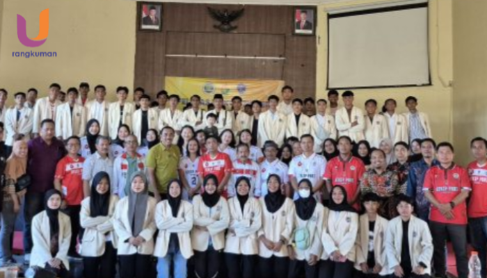 POTRET. Sesi Foto Bersama mahasiswa dan dosen Universitas PGRI Sumenep, (Dok. Istimewa/Rangkuman.net)