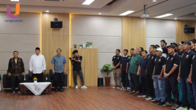 POTRET. Presiden Madura United, Achsanul Qosasi Bersama Rektor UNIBA Madura, Prof Rachmad saat acara penerimaan Empat Pemain Asing Madura United menjadi Mahasiswa Internasional UNIBA Madura. (Dok.Rangkuman.net) 