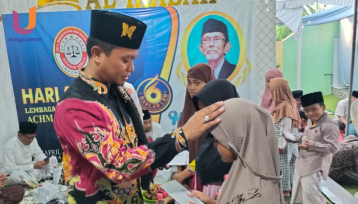 POTRET. Ketua LBH Achmad Madani Putra dan Rekan-rekan, Kamarullah, saat memberikan santunan pada anak yatim beberapa waktu lalu. (Dok. Istimewa/Rangkuman.net)