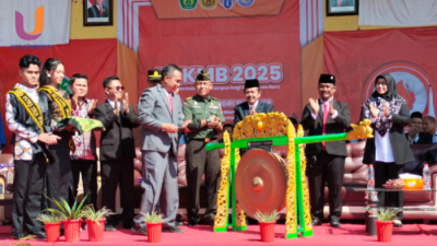 POTRET. Rektor UPI Sumenep, Dr. Asmoni, saat menyambut Mahasiswa Baru di PKKMB 2025 (Dok. Istimewa/Rangkuman.net) 