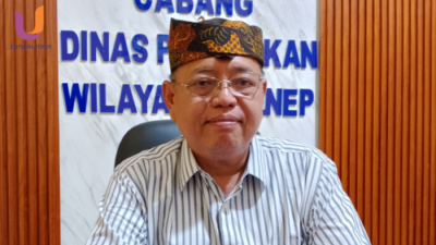 POTRET. Kepala Cabang Dinas Pendidikan (Kacabdin) Kabupaten Sumenep, Budi Sulistyo, saat diwawancarai oleh media diruang kerjanya (Dok. Ury/Rangkuman.net) 