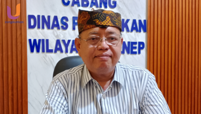 POTRET. Kepala Cabang Dinas Pendidikan (Kacabdin) Kabupaten Sumenep, Budi Sulistyo, saat diwawancarai oleh media diruang kerjanya (Dok. Ury/Rangkuman.net)