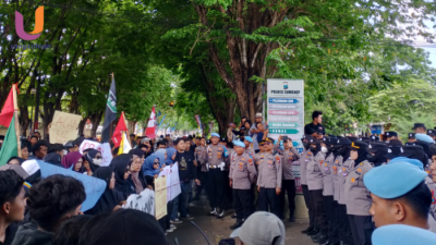 POTRET. Ratusan massa aksi berkumpul di depan Mapolres Sumenep (Dok. Ury/Rangkuman.net) 