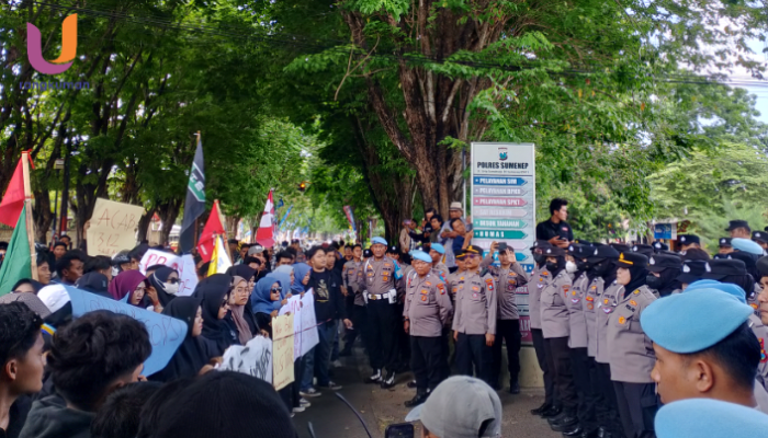 POTRET. Ratusan massa aksi berkumpul di depan Mapolres Sumenep (Dok. Ury/Rangkuman.net)