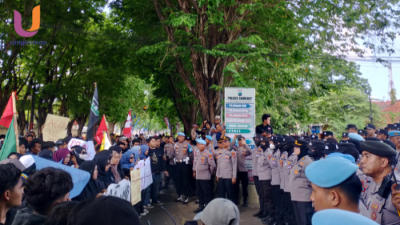 POTRET. Ratusan massa aksi berkumpul di depan Mapolres Sumenep (Dok. Ury/Rangkuman.net)