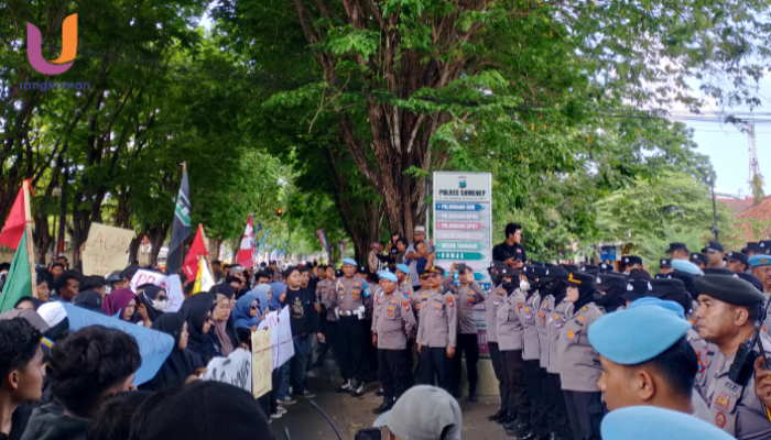 POTRET. Ratusan massa aksi berkumpul di depan Mapolres Sumenep (Dok. Ury/Rangkuman.net)