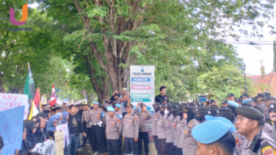 POTRET. Ratusan massa aksi berkumpul di depan Mapolres Sumenep (Dok. Ury/Rangkuman.net)
