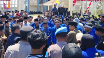 POTRET. PC PMII Sumenep saat melakukan aksi demo di depan kantor DPRD, beberapa waktu lalu, (Dok. Ury/Rangkuman.net) 