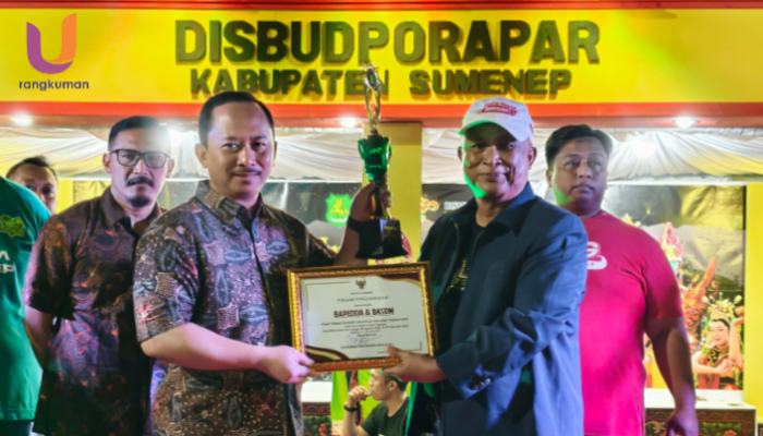 POTRET. Kepala BAPPEDA Sumenep, Arif Firmanto, saat menerima penghargaanBest Booth di Madura Night Vaganza 2025, (Dok. Istimewa/Rangkuman.net) 