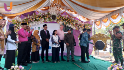 POTRET. Warek Universitas Terbuka Surabaya memukul gong sebagai tanda peresmian Desa Binaan dan Wisata Pantai Galung di Sumenep, (Dok. Ury/Rangkuman.net) 