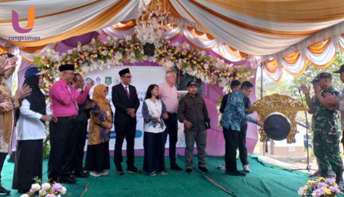 POTRET. Warek Universitas Terbuka Surabaya memukul gong sebagai tanda peresmian Desa Binaan dan Wisata Pantai Galung di Sumenep, (Dok. Ury/Rangkuman.net) 