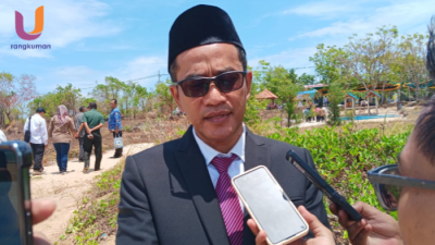 POTRET. Kepala BRIDA Sumenep Benny Irawan, saat diwawancarai media di Pantai Galung, Juruan Daya, Kecamatan Batu Putih, (Dok. Ury/Rangkuman.net) 