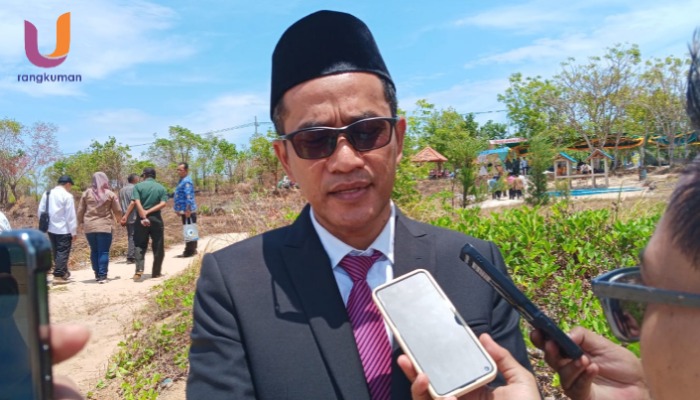 POTRET. Kepala BRIDA Sumenep Benny Irawan, saat diwawancarai media di Pantai Galung, Juruan Daya, Kecamatan Batu Putih, (Dok. Ury/Rangkuman.net)
