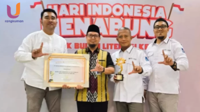 POTRET. Direktur Utama BPRS Bhakti Sumekar, Hairil Fajar, saat menerima piagam penghargaan Kejar Award 2025 dari Otoritas Jasa Keuangan (OJK). (Dok. Ury/Rangkuman.net) 