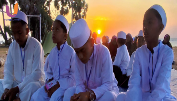 POTRET. Santri Futuhul Arifin mengikuti Rihlah Tadabbur Al-Qur’an di Pantai Ponjuk, Talango. (Dok. Istimewa/Rangkuman.net) 