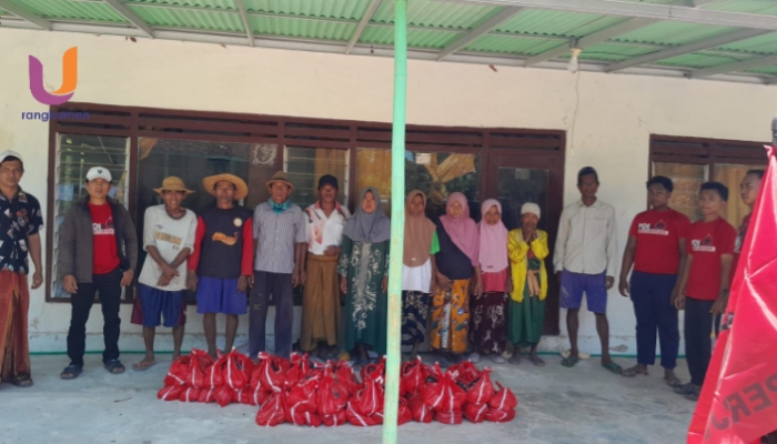 POTRET. Pengurus PAC PDI Perjuangan Kecamatan Gayam bersama warga penerima bantuan sembako untuk korban gempa di Pulau Sapudi, Kabupaten Sumenep, (Dok. Istimewa/Rangkuman.net)