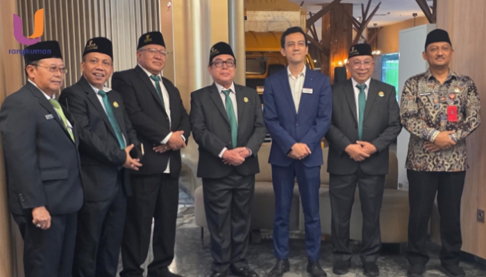 POTRET. Para pimpinan Baznas Provinsi Jawa Timur berfoto bersama dengan perwakilan Pemkab Sumenep usai membahas penyaluran bantuan untuk korban gempa di Pulau Sapudi. (Dok. Istimewa/Rangkuman.net)