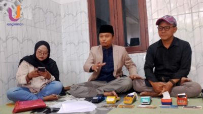 POTRET. Fajar Satria dan Kuasa Hukumnya, Kamarullah saat melakukan konferensi pers, di kantor LBH Ahmad Madani Putra dan rekan-rekan (Rangkuman.net) 