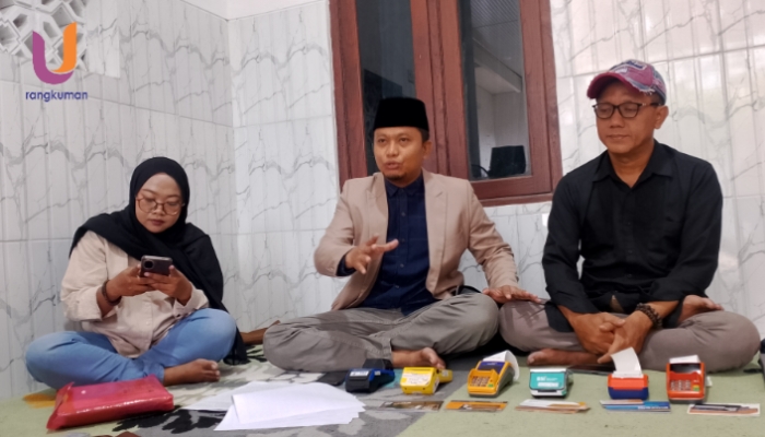 POTRET. Fajar Satria dan Kuasa Hukumnya, Kamarullah saat melakukan konferensi pers, di kantor LBH Ahmad Madani Putra dan rekan-rekan (Rangkuman.net) 