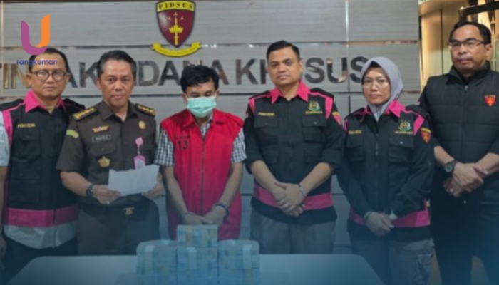 POTRET. Tersangka NLA saat digiring penyidik Kejati Jatim dan diperlihatkan bersama barang bukti uang hasil sitaan. (Istimewa/Rangkuman.net)