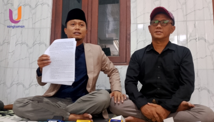 POTRET. Fajar Satria dan Kuasa Hukumnya, Kamarullah saat melakukan konferensi pers, di kantor LBH Ahmad Madani Putra dan rekan-rekan (Rangkuman.net)