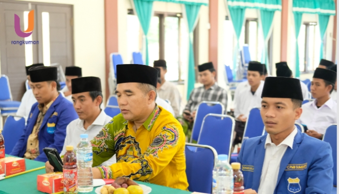 POTRET. Kepala BAZNAS Sumenep bersama Ketua PC PMII Sumenep saat menghadiri acara Refleksi Hari Santri di Aula Kemenag Sumenep. (Rangkuman.net)