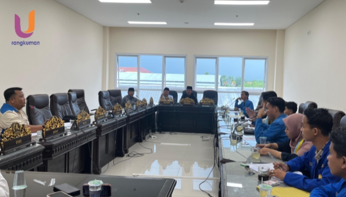 POTRET. Suasana audiensi PMII UPI Sumenep bersama Komisi II DPRD Kabupaten Sumenep membahas kinerja Pusat Informasi KKKS, Senin 15/12/2025. (Rangkuman.net) 