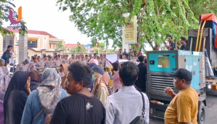 POTRET. Aliansi Masyarakat dan Aktivis Pelindung Perempuan dan Anak menggelar aksi damai di depan Polres Sumenep menuntut keadilan bagi korban pencabulan anak. (Rangkuman.net) 