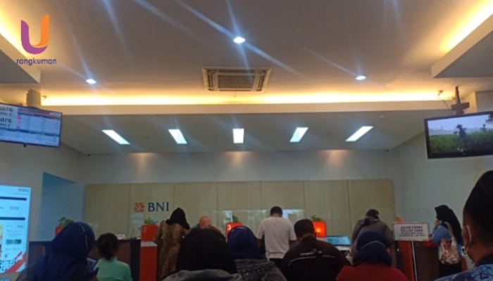 POTRET. Teller BNI Cabang Pamekasan, di Jl. Kabupaten No.63, Sumur Putih, Bugih, Kec. Pamekasan, Kabupaten Pamekasan, Jawa Timur. (Istimewa/rangkuman.net) 